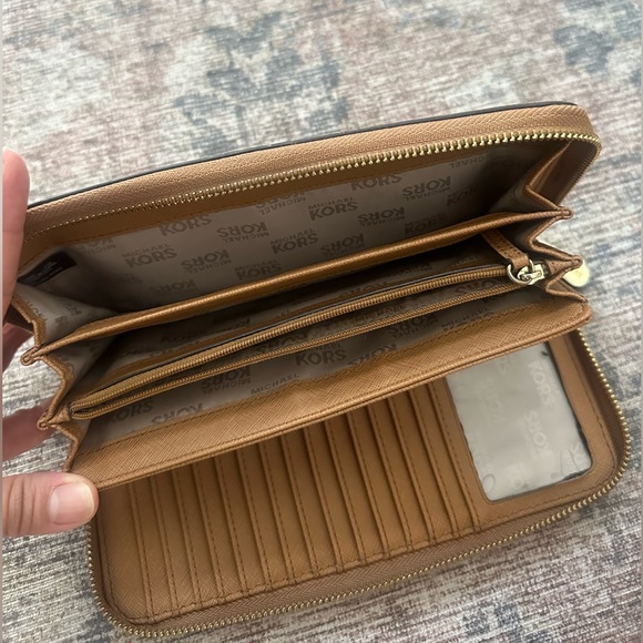 Michael Kors Wallet - Picture 4 of 5